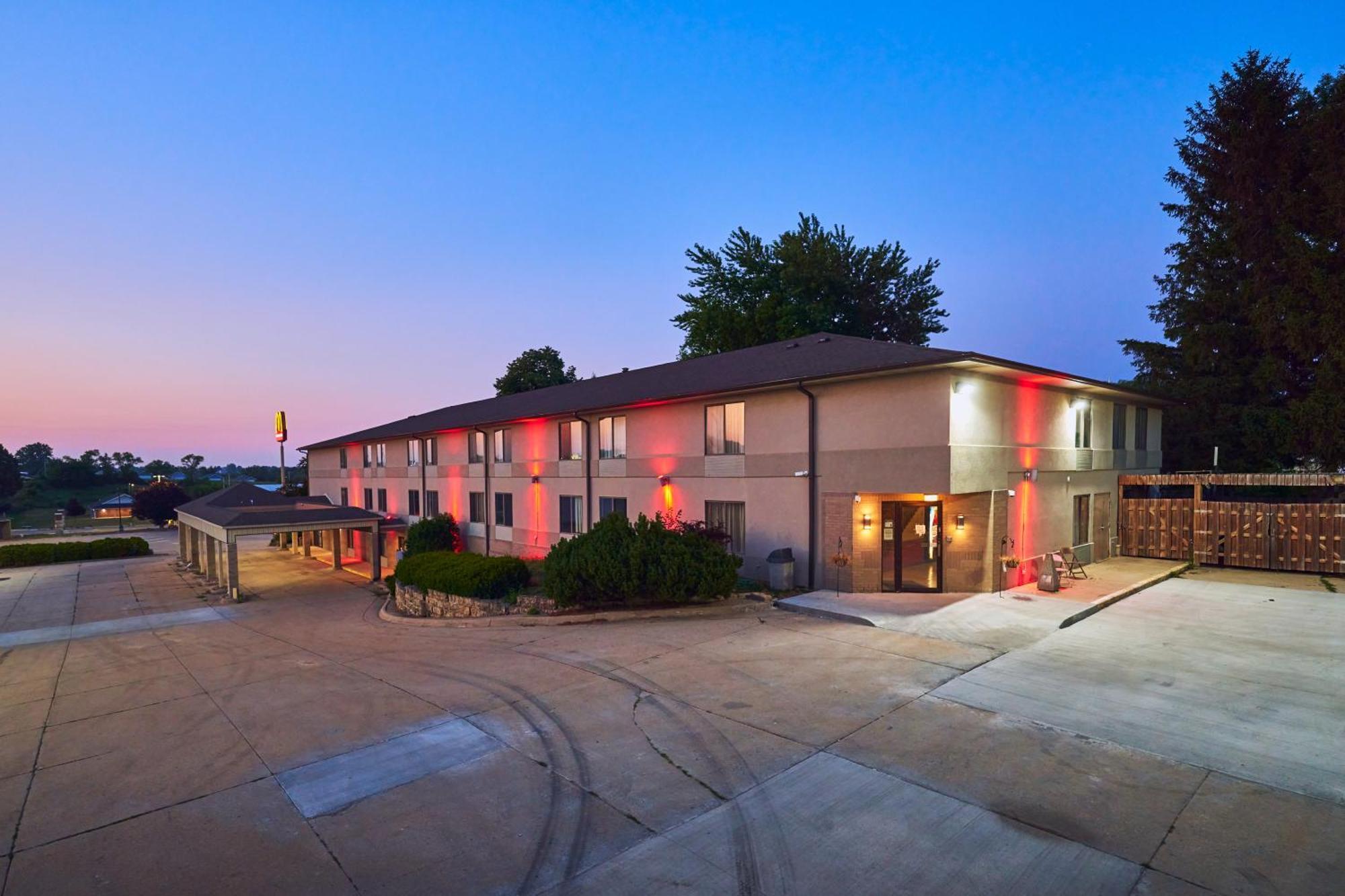 Econo Lodge Maquoketa Exterior photo